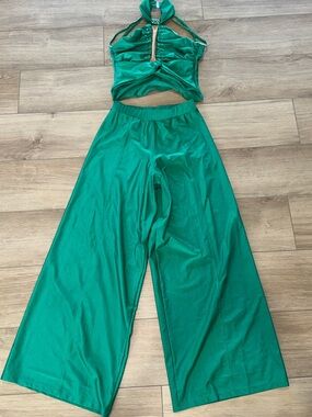 LA Designs 2 piece green pants & halter
Hand stones competition dance costume AS